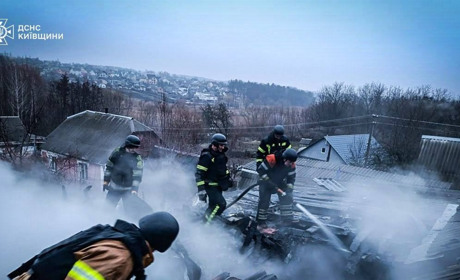 Сьогодні у Фастові 15 рятувальників гасили пожежу по вулиці Саєнка