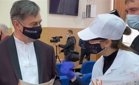 У всіх херсонських депутатів тепер є маска «Стоп насильству!» Розповідаємо про просвітницьку акцію