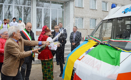 Подарували і обмили шампанським! Італійці ефектно передали санавтомобіль Корюківській лікарні