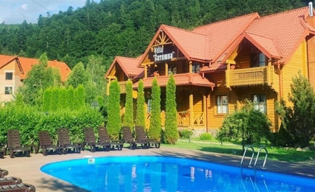 Де відпочити влітку: підбірка 10 готелів з басейнами в горах
