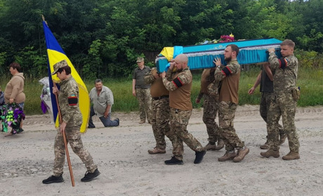 У Землянці проводжають в останню путь воїна Максима Осіпкіна. Він загинув на землі, де народився