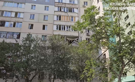 На Херсонщині армія рф поцілила у житлові будинки, адмінбудівлю, мобільну амбулаторію та телевежу