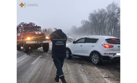 Білопільські рятувальники допомогли родині дістати авто з кювету (ВІДЕО)