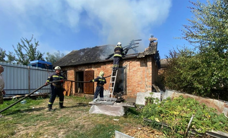 Горіли сміття, трансформатор, будинки і сіно: на Переяславщині сталося близько 20 пожеж за 10 днів