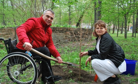Первомайські каратисти спільно з ФОК «Прометей» висадили сакури в міському парку