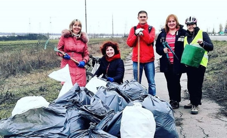 Они добровольно убирают мусор на обочинах и приглашают всех присоединиться