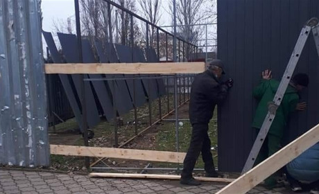 На Острові в Херсоні продовжують встановлювати кіоск, проти якого виступали місцеві