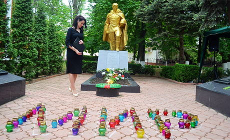 Молитви, сльози, виставка та море квітів: фоторепортаж, як біляївська громада вшановувала героїв 