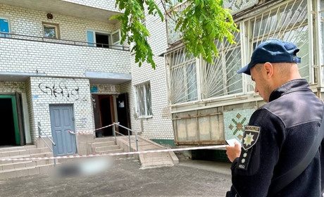 В Одесі чоловік хотів порізати дружину та 8-річну дитину, а потім стрибнув з балкона