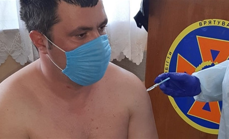 У Попасній рятівникам зробили щеплення вакциною Pfizer-BioNTech