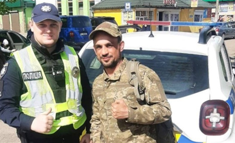Патрульні з Сарн повернули військовому втрачений телефон