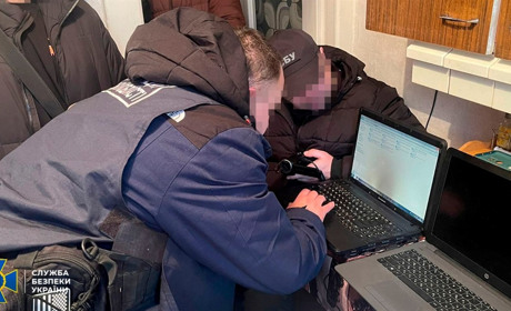 На Сумщині СБУ викрило податківця, який зливав конфіденційні дані людей, зокрема, в росію і білорусь