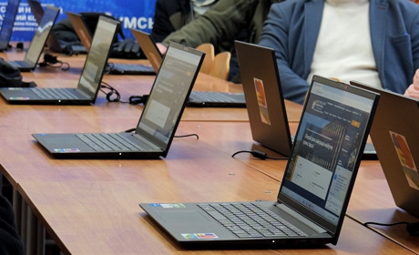 Мобільна освіта в укриттях: Шосткинський коледж отримав технічну допомогу від Алекса де Кокка