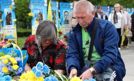 У Нетішині у День Героїв вшанували загиблих захисників