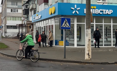 «60 секунд — це небагато»: що про хвилину мовчання думають місцеві і як її проводять у Сарнах