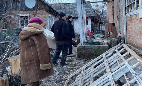 Зруйновані дахи і стіни, пошкоджені авто, які громади обстріляли військові РФ (фото)