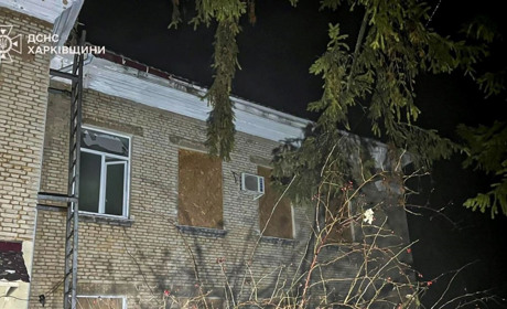 Внаслідок атаки ворожих БпЛА у Великому Бурлуці сталася пожежа в адмінбудівлі