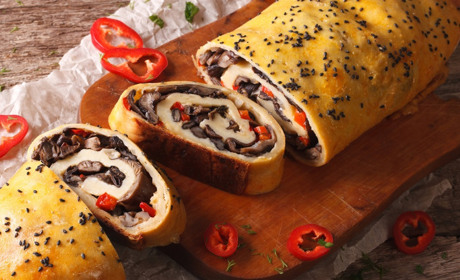 Рецепт дня: рулет із листкового тіста з грибами, перцем і сиром