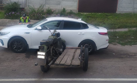 ДТП у Білопіллі: "П’яний дрифт" на мотоциклі закінчився пошкодженням автівки та адмінпротоколом