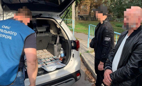 На Житомирщині викрили податківця, який вимагав 6 тисяч доларів у підприємця