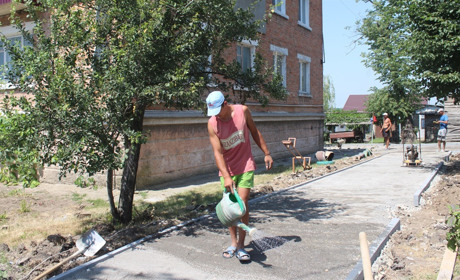 Сучасні подвір’я та відремонтовані покрівлі — результат співпраці громади із владою