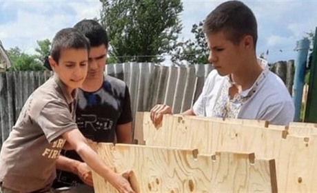 Наталинська сільрада допомогла родині із Садового ліжками, матрацами і постільною білизною