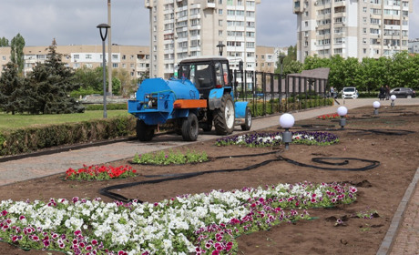На майбутній Алеї пам'яті в Южноукраїнську встановлюють стенди та саджають квіти. Фото