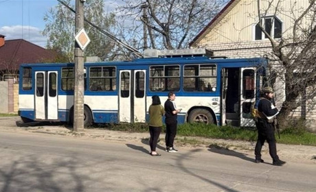 У Херсоні російський дрон вдарив по тролейбусу: загинув водій