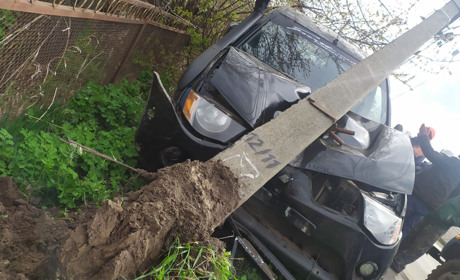 У Мені позашляховик Mitsubishi злетів з дороги та врізався в електричну опору