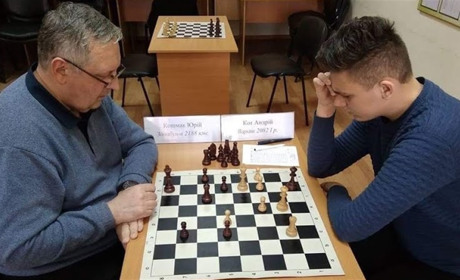 У фіналі турніру із шахів одинадцятикласник із Вараша зіграв у нічию із майстром спорту України