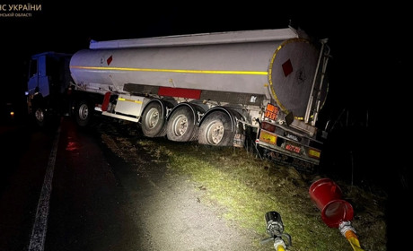 Бензовоз з’їхав з траси: як ліквідовували наслідки автопригоди на Сарненщині