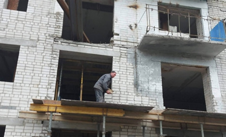 В Чернігові триває ремонт пострадалого від обстрілів будинку по вулиці Мазепи: що вже зроблено