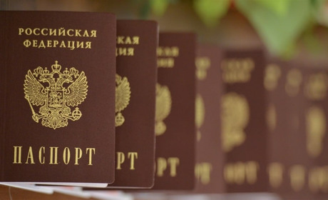 Повідомили про підозру трьом жителям Херсонщини: опікувалися переселенцями та видачею паспортів рф