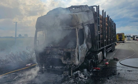 На Житомирщині на ходу спалахнула вантажівка – водія госпіталізували
