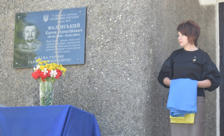 В день народження Героя в Браїлові відкрили меморіальну дошку загиблому захиснику Євгену Фалінському