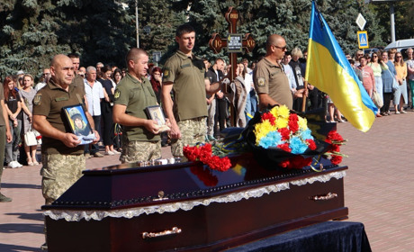 Поховали на Алеї слави: Южноукраїнська громада попрощалася з Андрієм Бесарабом
