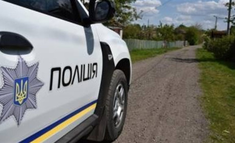 Підозрілий чоловік стукав у ворота переяславки і вона поскаржилася правоохоронцям: хроніка поліції