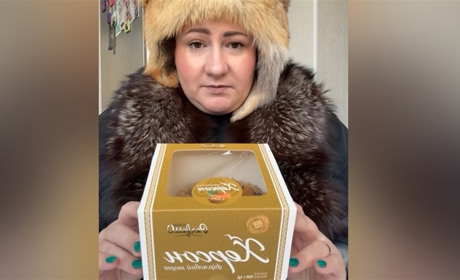 «Херсон» на київській Троєщині: блогерка спробувала фірмовий торт і поділилась враженнями