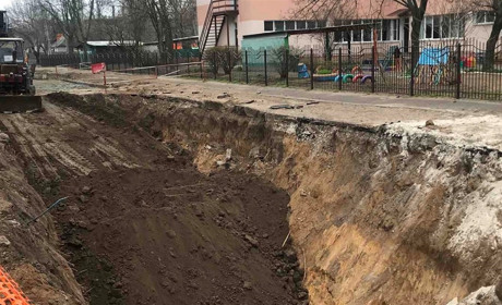 В Мелитополе укладывают асфальт, сажают деревья и чистят парковый пруд