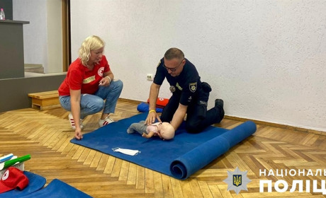Перша медична допомога: звягельські поліцейські отримали сертифікати Червоного Хреста