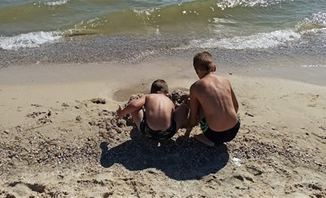 Як виглядає Лазурне в останні дні вересня: все закрито, море холодне, але люди ще засмагають (ВІДЕО)