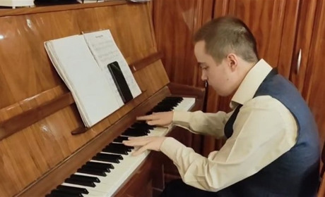 Хлопець з аутизмом займається музикою та волонтерить