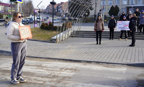 Городок вшановує полеглих мирною акцією під час хвилини мовчання