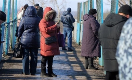 Відловлюють за "зв'язок з Україною". На Луганщині окупанти забороняють людям телефонувати родичам