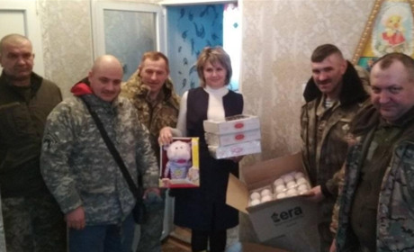 Вихованці Попаснянського дитячого садочку отримали подарунки від волонтерів з Західної України