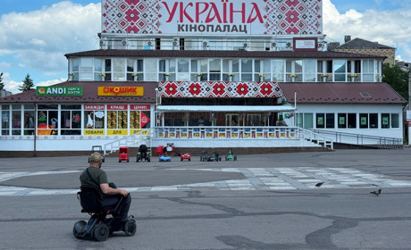 Тестуємо середмістя Первомайська на безбар'єрність разом із ветераном