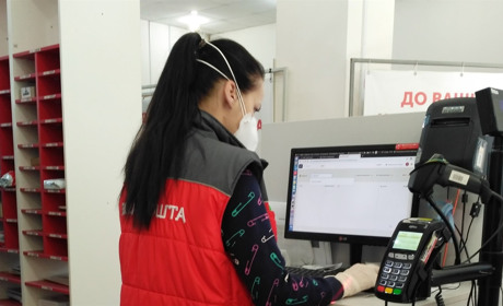 Одни работают в перчатках и респираторах, другие считают, что ситуацию с вирусом... «раздувают»