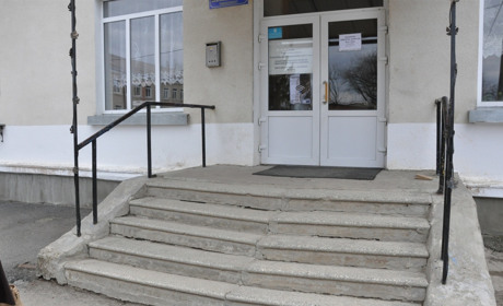Ми перевірили: чи доступні виборчі дільниці в Чорткові для людей з інвалідністю