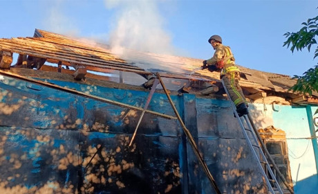 У Шосткинському районі з вогню визволено чоловіка, чий будинок горів після ворожого обстрілу