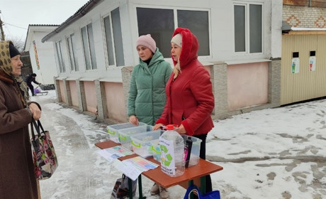 У селі Береза відкрили міні-станцію із сортування сміття, гроші з якої підуть на маскувальні сітки